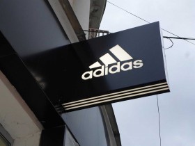 Вывеска Adidas